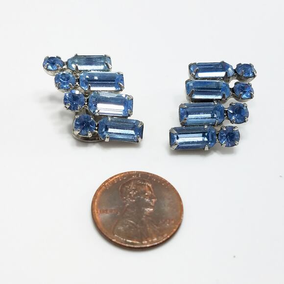 Vintage WEISS Powder Blue Clip Earrings, Silver Tone 1950s Austrian Crystal - Picture 9 of 10